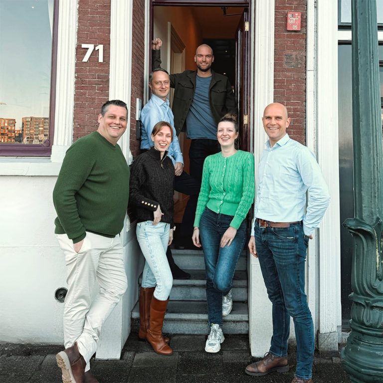 Foto van het Team achter HypotheekPoint. Wij zijn Erik, Patrick, Merel, Amber, Robert en Yen en samen hebben we meer dan 80 jaar ervaring in hypotheken, verzekeringen en kredieten.